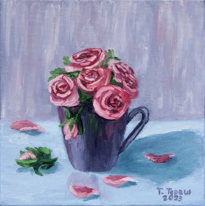 Rosas en una taza gris
