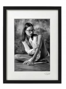 Girl in glasses - black frame
