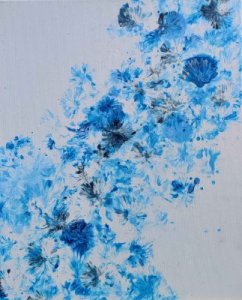 Fleurs bleues dans un champ blanc