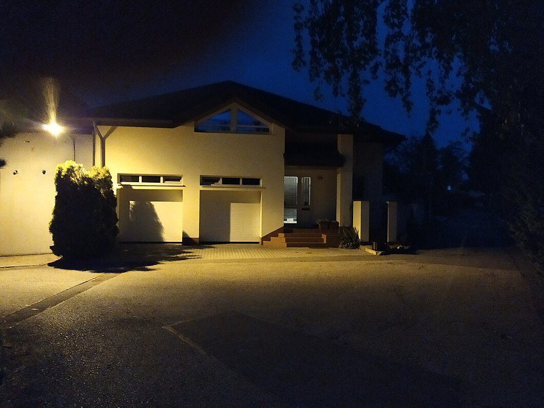 Modrá noc & žlutý dům
