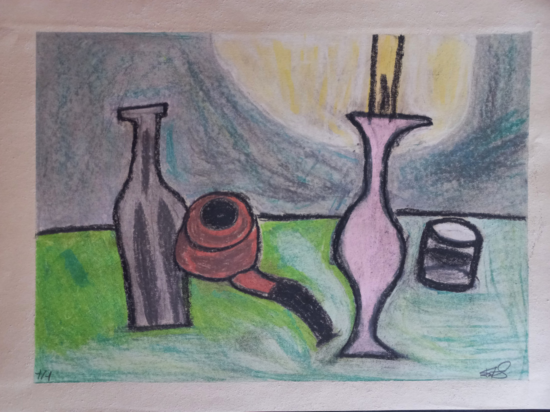 Zátiší s dýmkou, láhev a svícen se sklenicí.