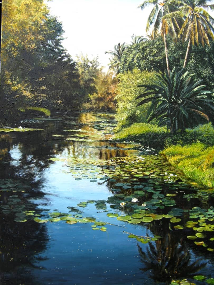 Reflejo de cocoteros en paisaje tropical