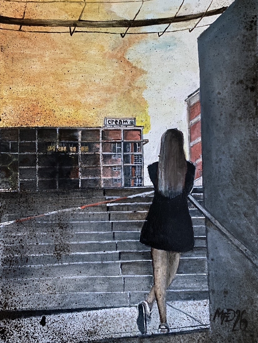 dívka sleduje zkázu budovy 34 (A girl watches as Building 34 is destroyed)